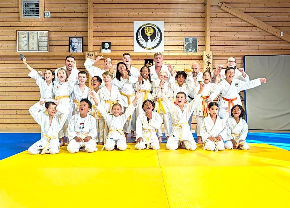Jeunes pratiquants et enseignants réunis au dojo d’Auneau