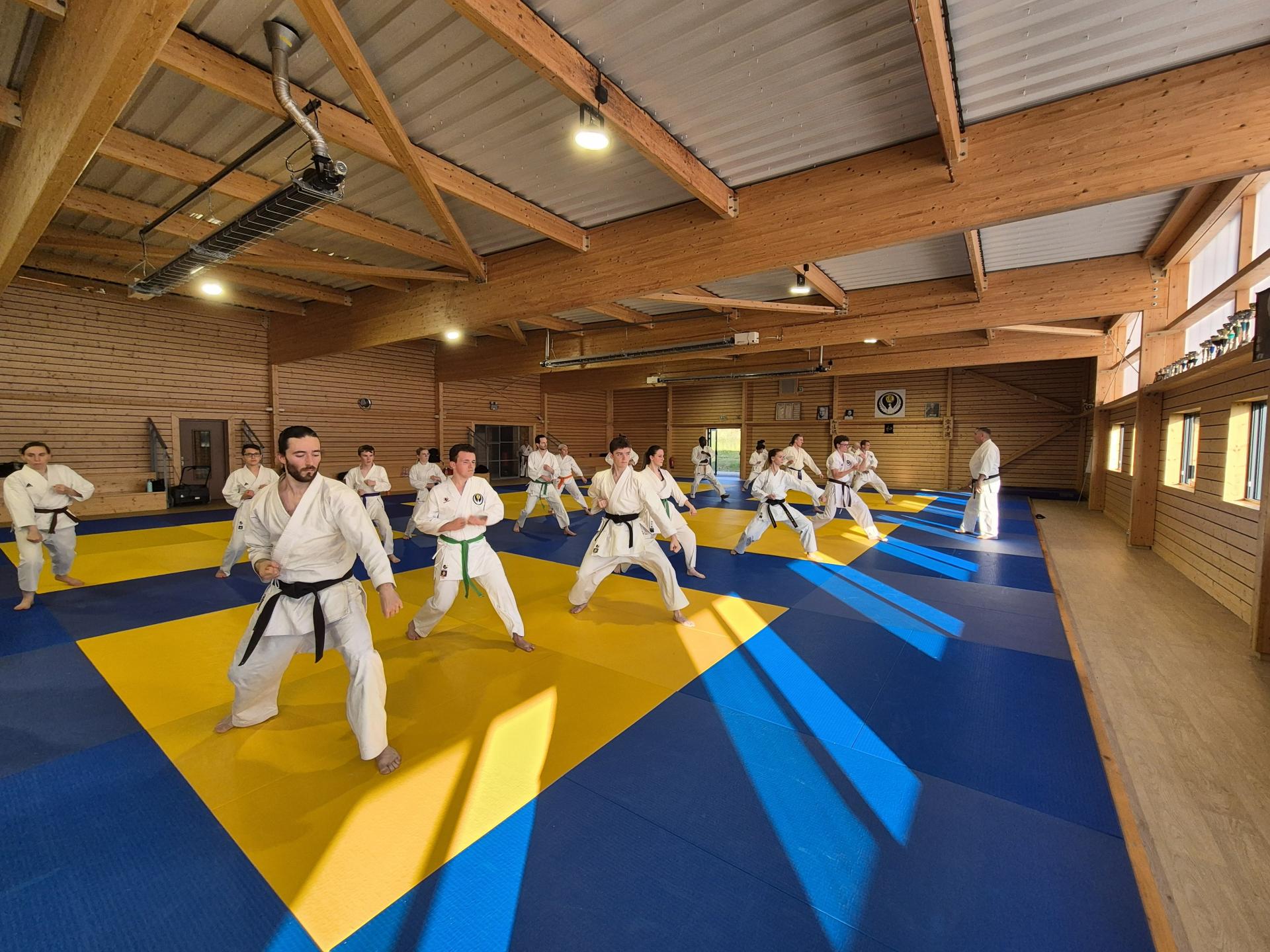 Cours collectif de karaté Wado-Ryu dans le dojo d’Auneau